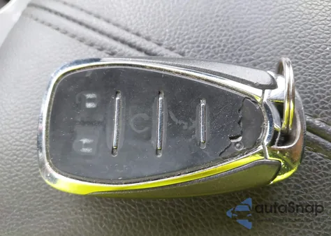 2018 Chevrolet Equinox Premier z USA, uszkodzony, nr VIN 3GNAXVEV2JS590947